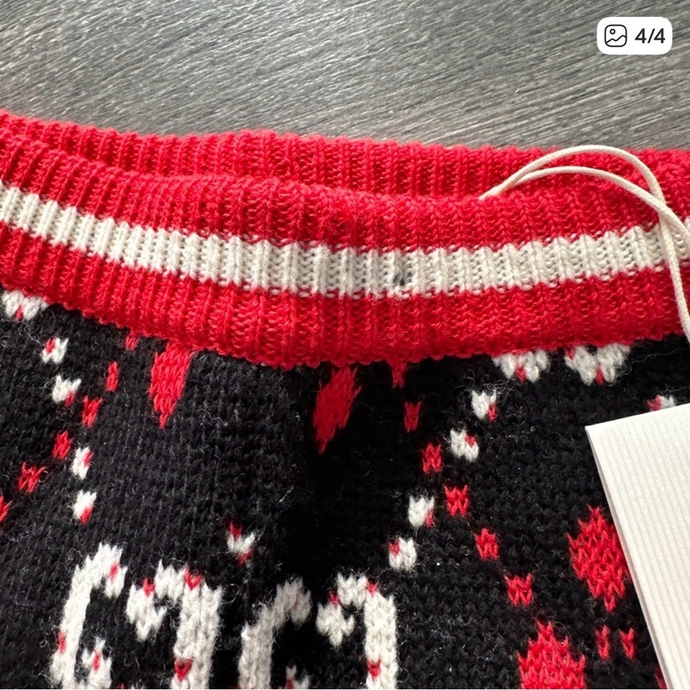 GUCCI White Top with Navy Blue and Red Patterned Knit Shorts & sandals - Picture 6 of 10